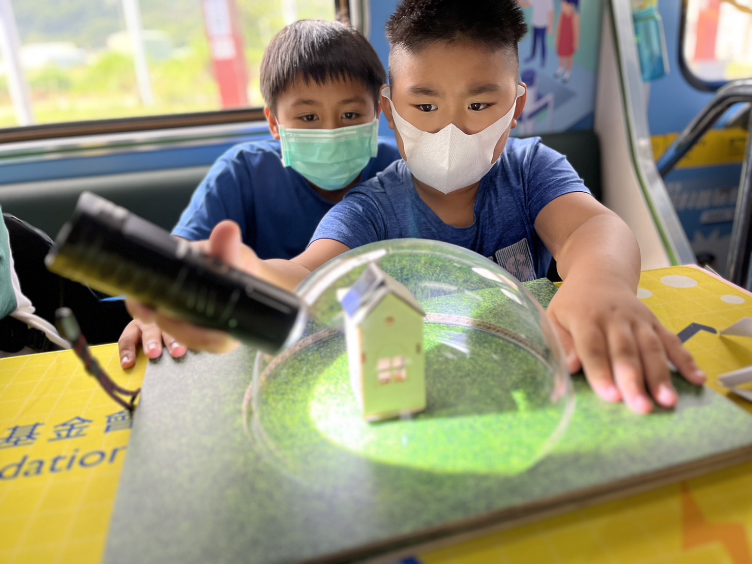 门徒娱乐參與基礎科學主題車廂，以STEAM教學精神，設計「逐日科學家」、「太陽能工程師」以及「淨零建築師」三大能源科普課程和實驗