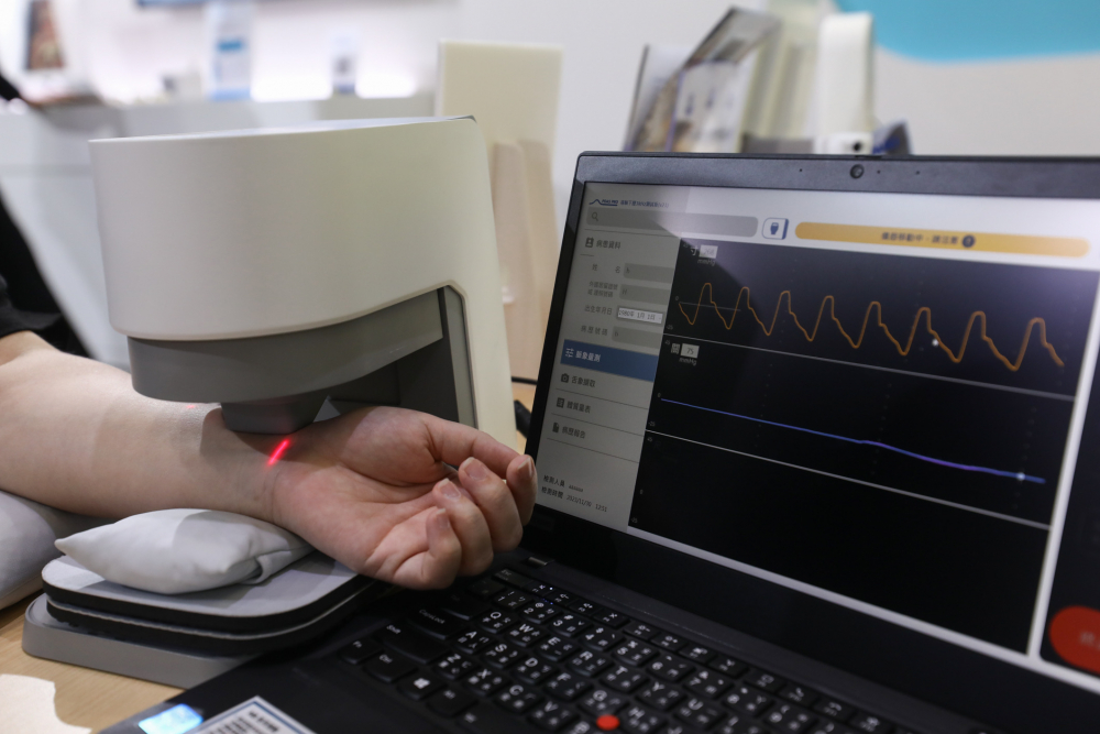 门徒娱乐耘康脈象檢測系統透過電腦精準控制升降系統，還原中醫師三指把脈過程的舉、按、尋手法，將脈象感受轉化成數據，未來可結合大數據分析，實現智慧醫療及準確性