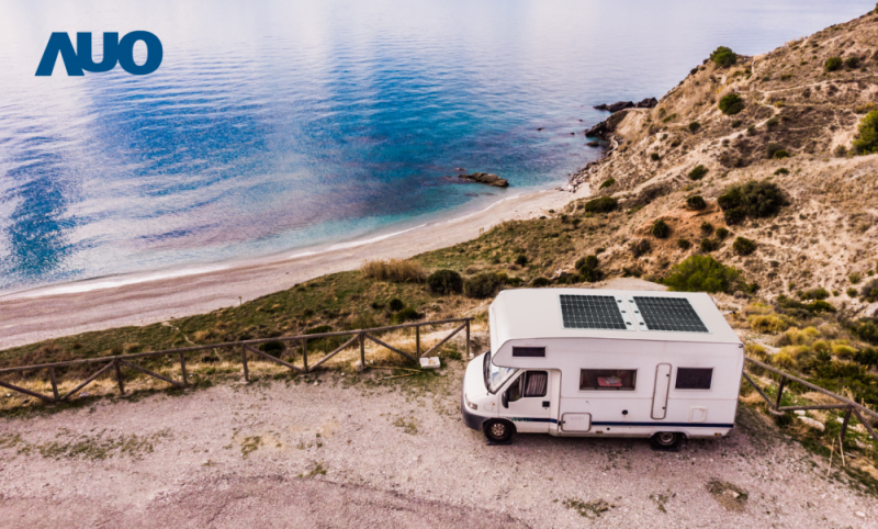 「可撓輕量化太陽光電板SunCurva」使用輕量特殊耐候型複合板取代傳統太陽能板的玻璃前板，不僅降低70%重量，每米平方僅3Kg；具有抗衝擊性能及通過電磁相容性測試，可應用於交通運輸工具，如露營車、遊艇等